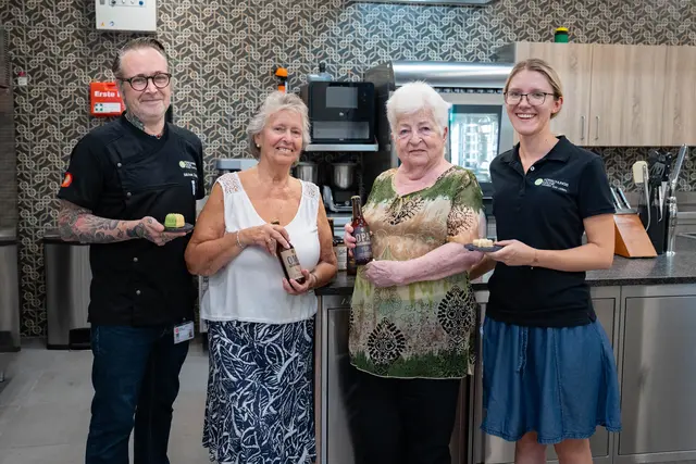Das Haus Tamariske besitzt eine Forschungsküche, in der besonders leicht verzehrbares Essen kreiert wird. Am Bild: Küchenchef Michael Zoufal, die Bewohnerinnen Christa und Christine und Diätologin Julia Frittum. | Foto: Sade Jerabek/Meinbezirk