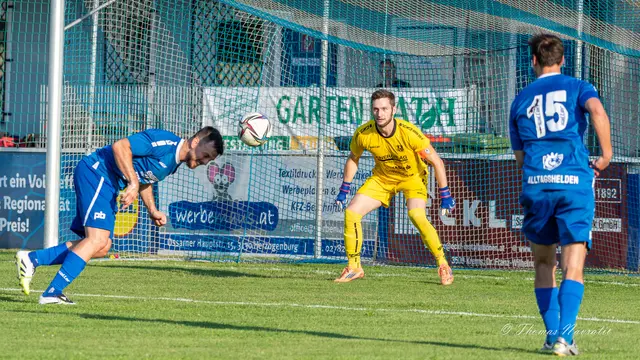 Nenad Regojević (in Blau) klärt den Ball per Kopf und verhindert damit eine gefährliche Situation vor dem Tor von Christoph Streicher. | Foto: Thomas Navratil