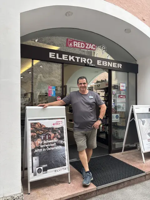 Elektro Ebner in Hallein gratuliert Gerold Wimmer zum Jubiläum. | Foto: Elektro Ebner