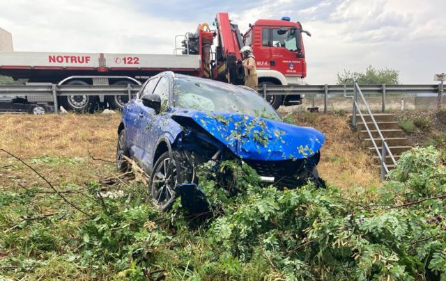 Ein Baum stoppte den Pkw im Straßengraben und verhinderte offenbar Schlimmeres. | Foto: DOKU-NÖ