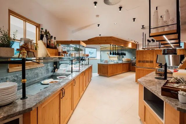 Frühstück, Mittag- und Abendessen stehen allen Mitarbeitenden kostenfrei zur Verfügung.  | Foto: SkylineMedien