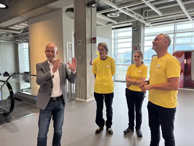Jens Heine, Vertreter von Thomas Philipps (links), gab bekannt, dass der neue Thomas-Philipps-Bereich bei IKEA am 12. Oktober dieses Jahres eröffnet wird. | Foto: MeinBezirk/Lea Kainz