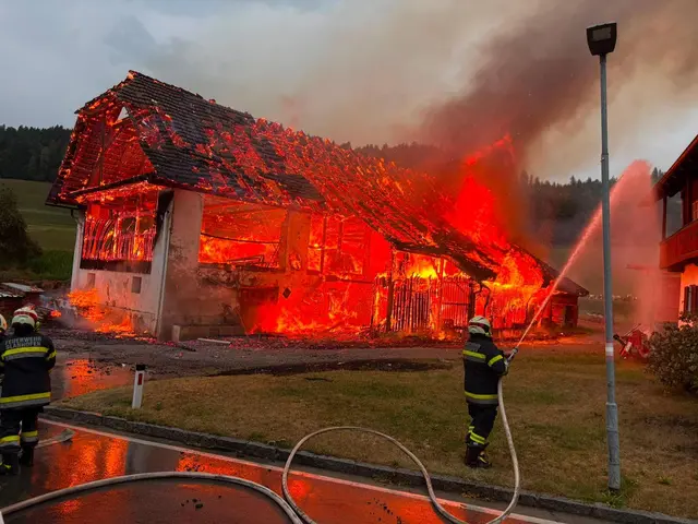 Das Wirtschaftsgebäude brannte bis auf die Grundmauern nieder. Das angrenzende Wohnhaus konnte durch den gezielten Einsatz der Feuerwehr erfolgreich vor den Flammen bewahrt werden. | Foto: ÖA@BFK07 (alle)