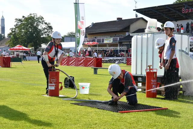 Bei der Feuerwehrjugend lernen die Mitglieder einiges über die Knotenkunde, Gerätekunde und die Grundlages des Funks.  | Foto: Laura Heidenbauer