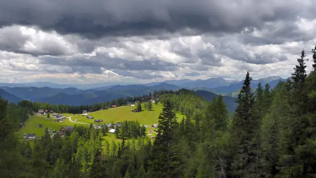 So präsentiert sich die Alm im Sommer. | Foto: Hans Baier