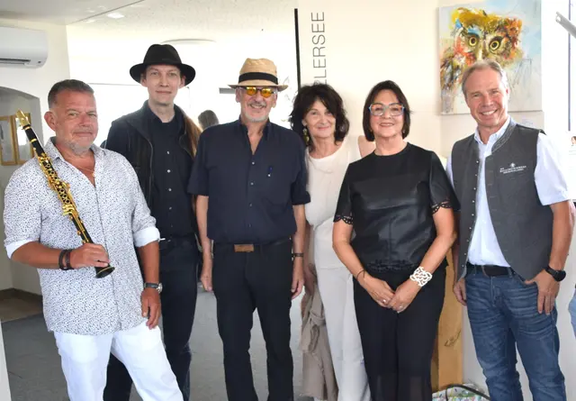 Stimmungsvoller Ausstellungsstart mit: Musiker Martin Schmidt, Nachtpoet Stefan Brinkamnn, Laudator Wolfgang Schwaiger, Brigitte Brinkmann-Wanker, Doris Bergmann, Marketingteam Jakobskreuz: Markus Brudermann u. Andrea Sommer.  | Foto: Foto: Roswitha Wörgötter