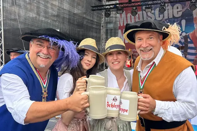 Mit dem traditionellen Bieranstich wurde gestern der Altstadtzauber eröffnet. | Foto: Stadtrichter