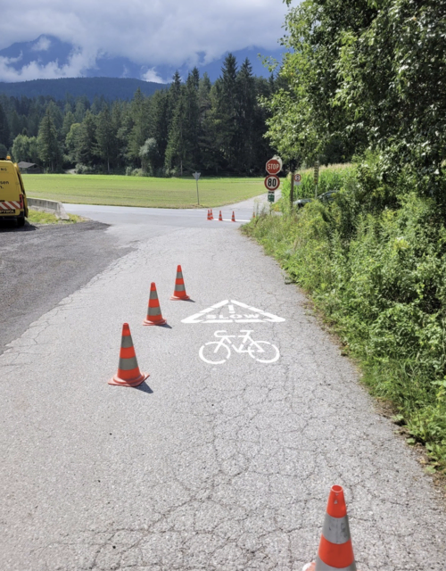 Ein großflächiger „Slow“-Schriftzug mit Radfahrsymbol soll Radfahrer künftig noch deutlicher auf die Gefahrenstelle aufmerksam machen und zum rechtzeitigen Abbremsen anregen. | Foto: Gemeinde Wildermieming