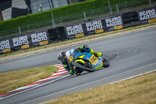 Der junge Motorsportler erreichte einen Podestplatz | Foto: Linsbichler/zVg