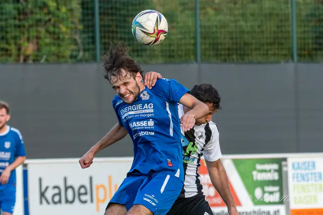 Matthias Reinthaler (in Blau) behauptet sich im umkämpften Kopfballduell gegen seinen Gegenspieler. | Foto: Thomas Navratil