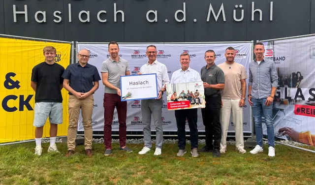 Beim Spatenstich in Haslach (v.l.): Tobias Lindner (Held &amp; Francke), Martin Wachutka (GF BBOÖ), Gregor Zahrer (Amtsleiter Haslach), Dominik Reisinger (Bürgermeister), Thomas Matthey (GF BBOÖ), Volker Dobringer (BBOÖ), Stefan Gierlinger (Held &amp; Francke) und Michael Kovacs (BBOÖ). | Foto: BBOÖ