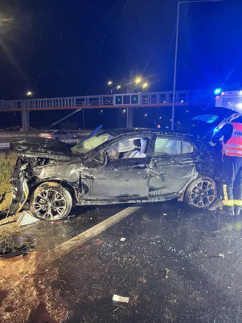 Gestern Abend ereignete sich auf der A 7-Auffahrt Hafenstraße ein schwerer Autounfall. | Foto: Berufsfeuerwehr Linz