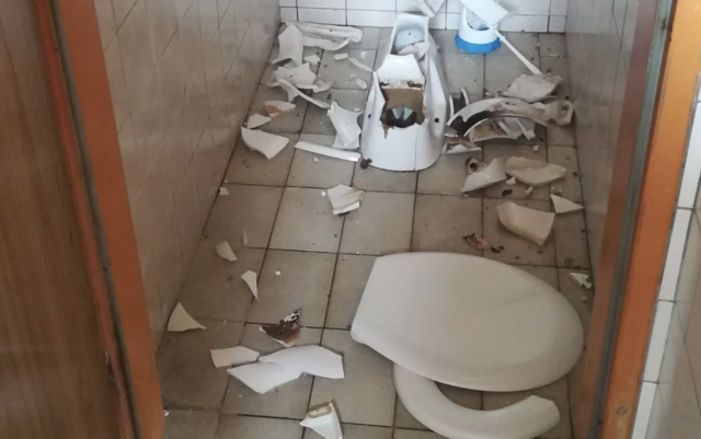 DIe Toilettenschüssel im Damen-WC in der Robert-Hamerling-Straße wurde komplett zerstört. | Foto: Privat