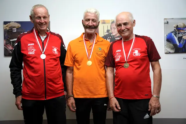 Friedl Engensteiner (Mitte - SG Zams) eroberte Gold in der Seniorenklasse 3 Stehend aufgelegt mit dem Kleinkalibergewehr und holte damit den Titel des Tiroler Meisters 2026 | Foto: Christian Kramer / TLSB