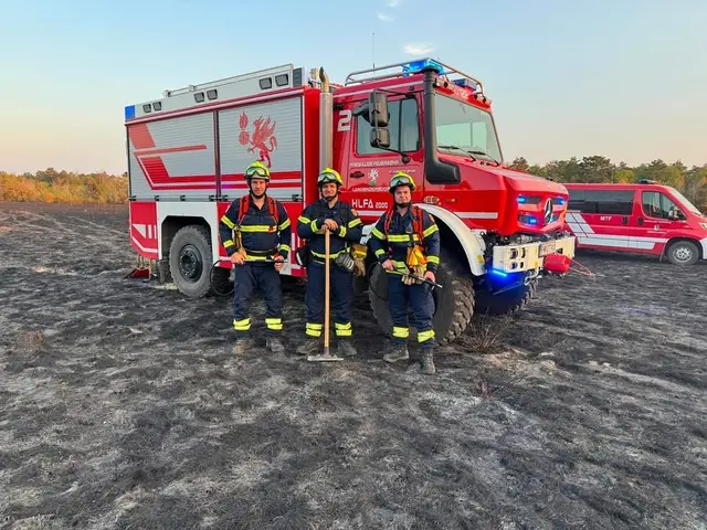 Das Trio von der Freiwilligen Feuerwehr Langenzersdorf  stand bis zwei Uhr früh beim Flur- und Waldbrand in der Lobau im Dienst.  | Foto: FF Langenzersdorf