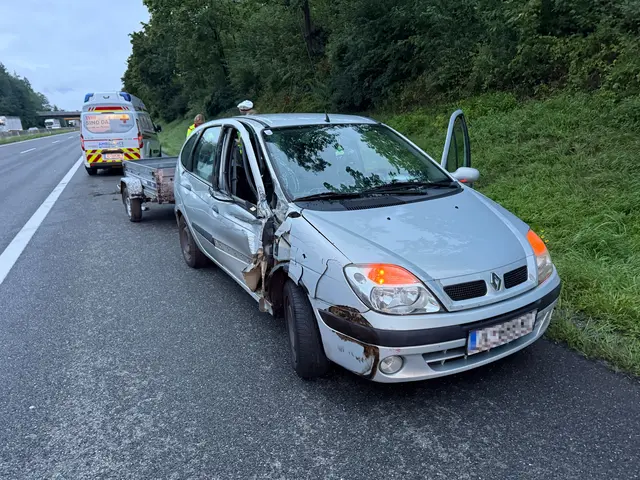 Auf der A12 bei Kramsach kollidierte ein Pkw-Gespann beim Überholen mit einem Lkw-Anhänger. Zwei Personen wurden dabei verletzt. | Foto: zoom.tirol