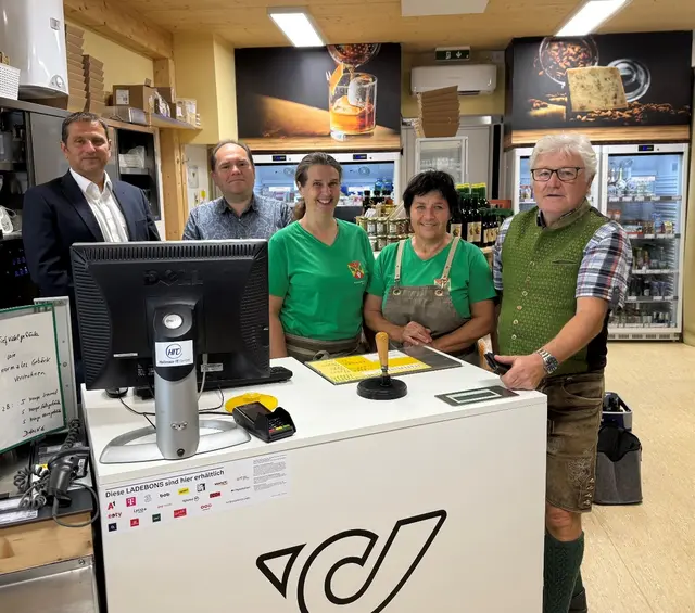 Thomas Bramberger, Siegfried Gruber, Bettina Locher, Gerti Ablinger und Bürgermeister Toni Hüttmayr (v.l.). | Foto: Gemeinde Puchkirchen am Trattberg