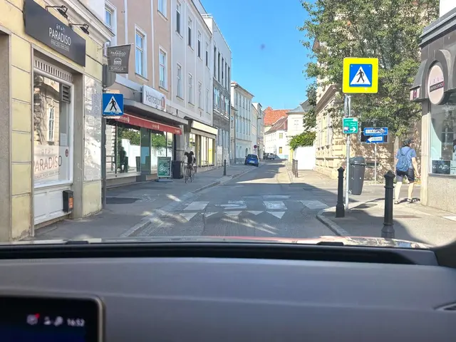 Der Schutzweg in der Göglstraße ist auf der linken Seite schlecht einsehbar. | Foto: cf