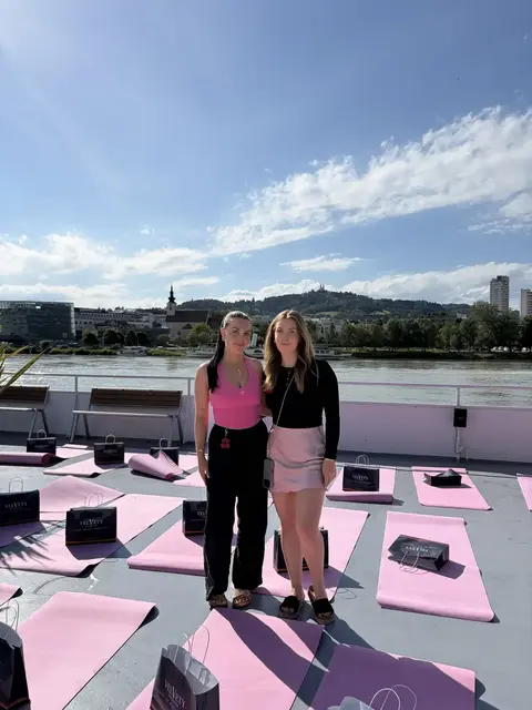 Katrin (links) und Melanie (rechts) Holl bei ihrem Event "Sunset Pilates On A Boat" auf dem Donauschiff Wurm &amp; Noé in Linz. | Foto: Cherry Club Linz