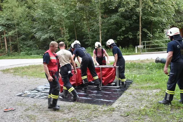 Der Falttank wird aufgestellt | Foto: Alois Braid / FF Kössldorf