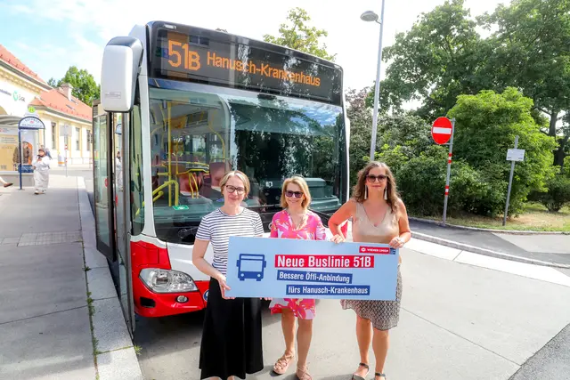 (vlnr): Michaela Schüchner (Bezirksvorsteherin Penzing, SPÖ), Alexandra Reinagl (Geschäftsführerin Wiener Linien) und Ulli Sima (Öffi-Stadträtin, SPÖ). Grafik-Credit ist Wiener Linien. | Foto: Christian Fürthner