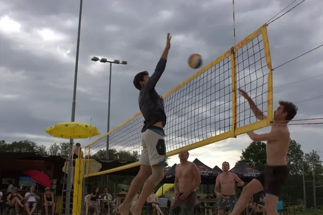 Spannende Ballwechsel und voller Einsatz prägten den Season Opener Tieschen, der seit Jahren Volleyballteams aus der Region und darüber hinaus anzieht. | Foto: VBC Tieschen