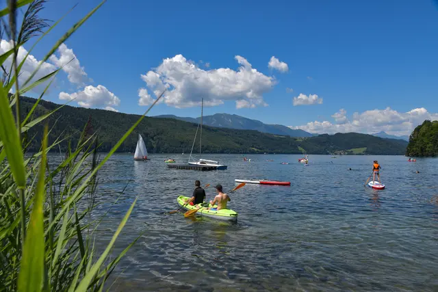 Insgesamt drei Kinder sollen bei einem starken Sturm ohne Schwimmwesten auf dem Millstätter See in Not geraten sein. (Symbolfoto) | Foto: stock.adobe.com/at/Henry Czauderna 