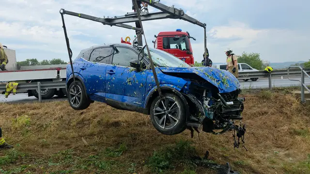 Die Feuerwehr barg den verunfallten Pkw mit einem Kranfahrzeug.
 | Foto: DOKU-NÖ