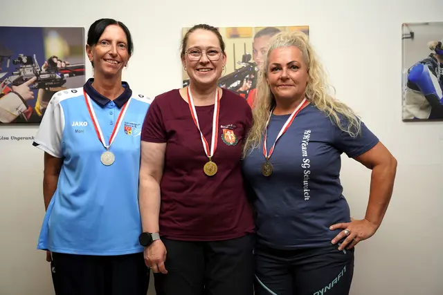 Barbara Pfurtscheller (Mitte - SG Hall) gewann Gold Stehend aufgelegt in der Klasse der Seniorinnen 1 (Landesmeisterschaften Kleinkalibergewehr Innsbruck 02. August 2026) | Foto: Christian Kramer / TLSB