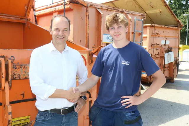 Bürgermeister Stefan Schiestl lobte den engagierten Einsatz von Ferialpraktikant Samuel Köchler. | Foto: Foto: Walpoth