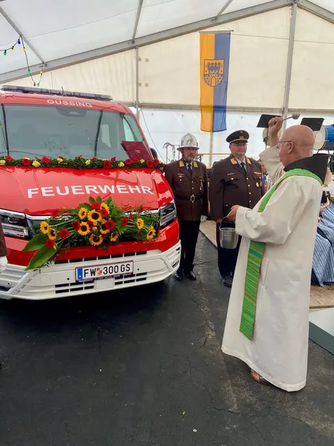 Stadtpfarrer Pater Raphael Rindner segnete das neue Fahrzeug. | Foto: Stadtgemeinde Güssing