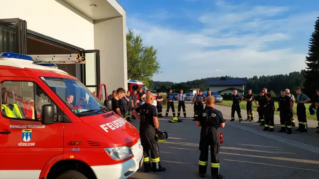 Kurze Besprechung vor Schulungsbeginn vor dem Feuwerwehrhaus Aschenberg-Kössldorf | Foto: Alois Braid / FF Kössldorf