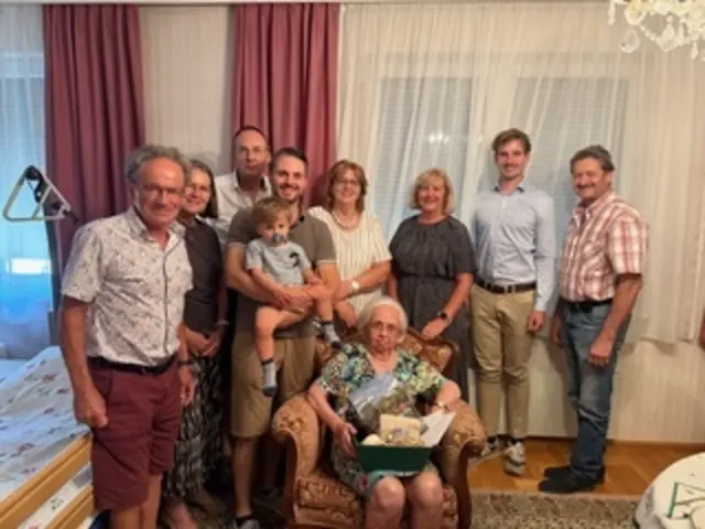 Familie, Freunde und Vertreter der Gemeinde gratulierten zum Geburtstag.  | Foto: Gemeinde