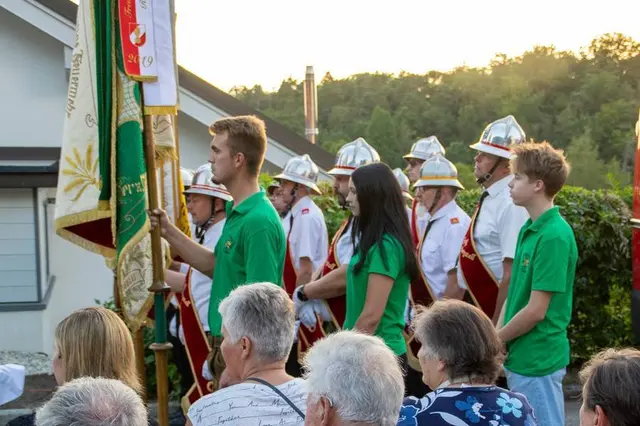 Im Anschluss wurden Fahnenbänder traditionell mit dem Fahnenkuss übergeben. | Foto: Kerstin Longin