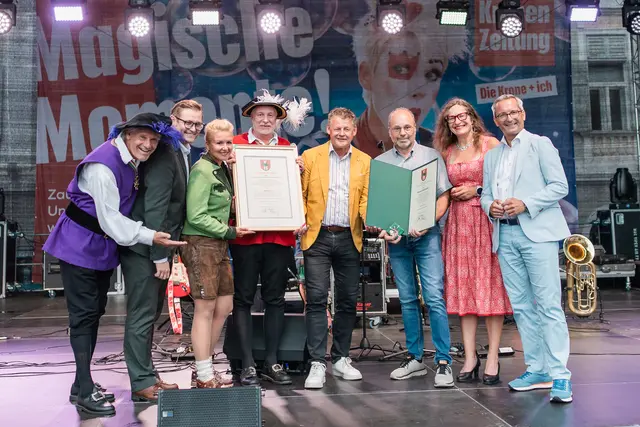 Bürgermeister Christian Scheider und Mitglieder des Klagenfurter Stadtsenats verliehen bei der Eröffnung des Altstadtzaubers 2026 dem Burggraf Willi Noll, stellvertretend für die Stadtrichter zu Clagenfurth, die Ehrenurkunde und Hannes Mößlacher den Ehrpfennig der Landeshauptstadt. | Foto: StadtKommunikation / Zangerle