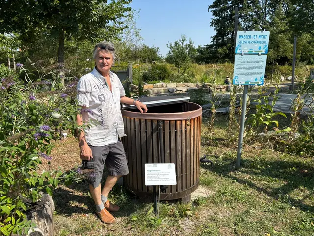 Günther Steindl bei der Regenwasseranlage im Kräuterschaugarten in Weinburg. | Foto: Bernd Dorner