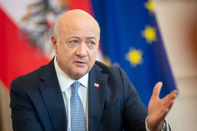 Für Bundeskanzler Christian Stocker (ÖVP) ist Kindererziehung keine Arbeit im herkömmlichen Sinn.  | Foto: APA-Images / APA / GEORG HOCHMUTH