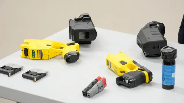 Die Technik schreitet voran, auch im Einsatz. Im Bild (gelb) eine Trainings-Elektroimpulswaffe, daneben (blau) ein Pfefferspray – zu Trainingszwecken mit Wasser gefüllt. | Foto: Andreas Pölzl/MeinBezirk