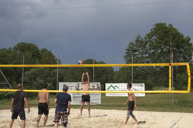 Immer wieder liefern sich die Mannschaften packende Duelle und sorgten damit für hochklassigen Beachvolleyball in Tieschen. | Foto: VBC Tieschen