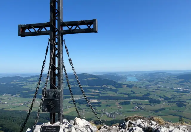 Schober-Gipfelkreuz mit dem Irrsee dahinter