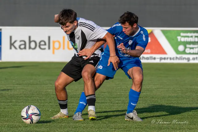 Fabian Fürst (in Blau) liefert sich mit einem Atzenbrugger Angreifer einen intensiven Zweikampf um den Ball. | Foto: Thomas Navratil