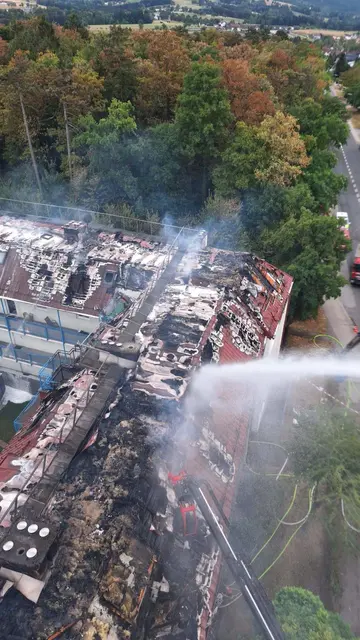 Großeinsatz in Kematen: 150 Feuerwehrmitglieder bekämpften den Brand einer Wohnhausanlage.
 | Foto: Bfkdo Amstetten