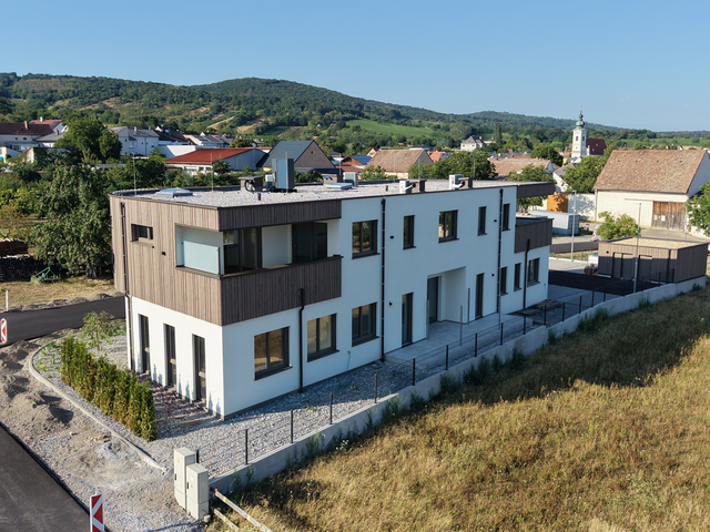 Das moderne Holzbauprojekt von Holzbau Mayer vereint Gewerbeflächen, Praxisräume und hochwertige Wohnungen unter einem Dach. | Foto: Patrick Mayer