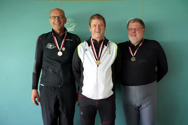 Franz Mair (Mitte - SG Innervillgraten) konnte sich bei den Landesmeisterschaften für Kleinkalibergewehr in Innsbruck über Gold im 60Liegend der Seniorenklasse 2 freuen.  | Foto: Christian Kramer / TLSB