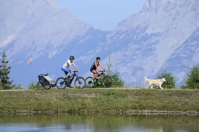 Mit rund 7.200 Kilometern Mountainbike-Routen und 400 Kilometern Singletrails bietet Tirol beste Voraussetzungen für sportliche Erlebnisse in den Bergen. Für Alltags- und Genussradlerinnen und -radler steht darüber hinaus ein rund 1.100 Kilometer umfassendes Radwegenetz im gesamten Bundesland zur Verfügung. | Foto: Land Tirol/Noichl