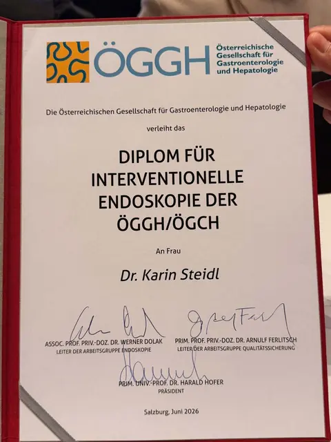Karin Steidl hat das Diplom für interventionelle Endoskopie der Österreichischen Gesellschaft für Gastroenterologie und Hepatologie (ÖGGH) erworben.  | Foto: Privat
