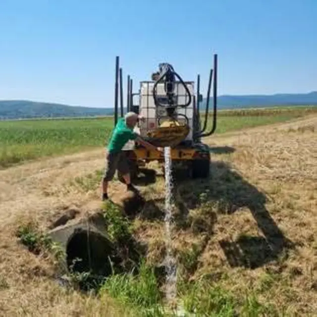 Die Loisdorfer Jäger beim Auffüllen von Trinkstellen. | Foto: Jäger Loisdorf