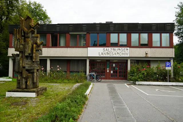 Das Gebäude des Salzburger Landesarchivs „erstrahlt" im Charme der 70er Jahre. | Foto: Petra Huber