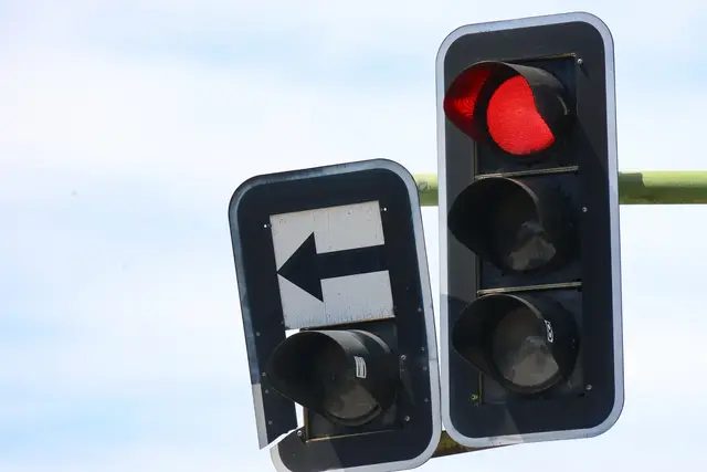 Die KI-Ampel beim Messebogen soll Staufrust verhindern. | Foto: laumat/Matthias Lauber