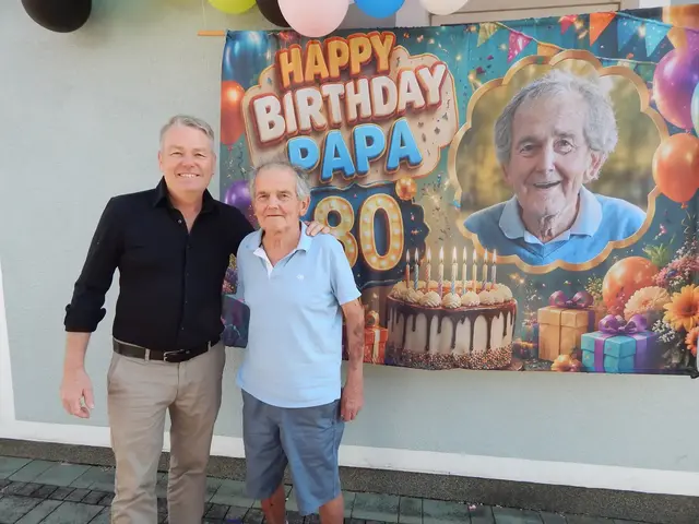 Bürgermeister Erich Priewasser gratuliert dem Franz Reichinger zum 80. Geburtstag. | Foto: Gemeinde Höhnhart